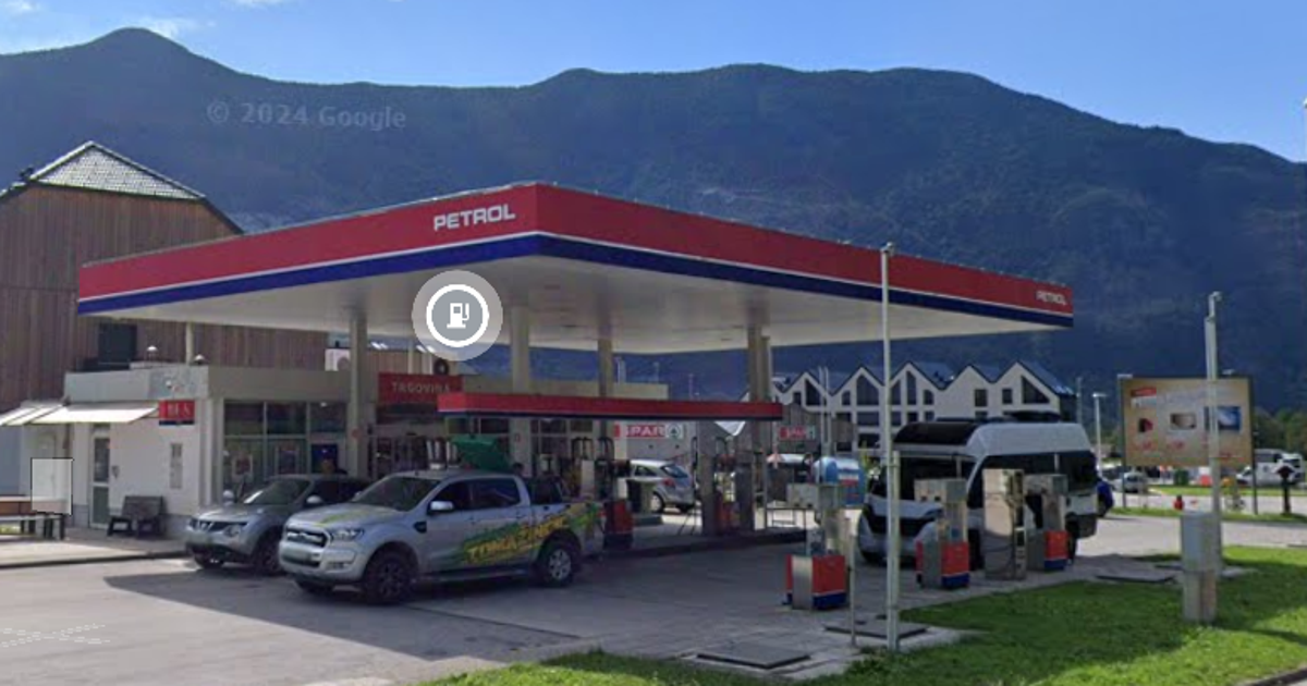 Zaprli edini bencinski servis v mestu, do najbližjega zdaj več kot 20 km