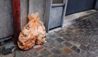 Les sacs à déchets organiques de John n’ont pas été ramassés pendant deux semaines alors que la collecte a eu lieu… deux fois, il se demande pourquoi