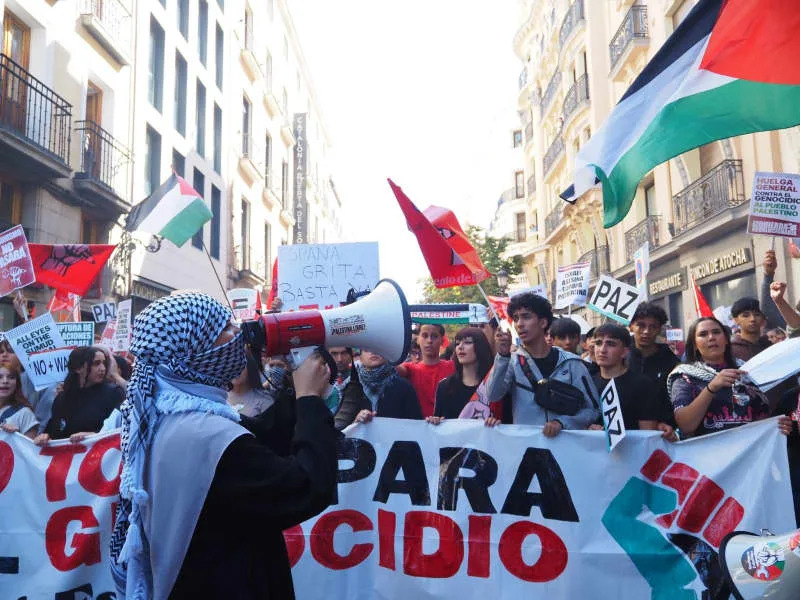 Students leave their classrooms and gather in Madrid to protest in solidarity with Palestine and support the Sumud Global Flotilla, which has been intercepted by the Israeli army. Aaron Heredia/ZUMA Press Wire/dpa