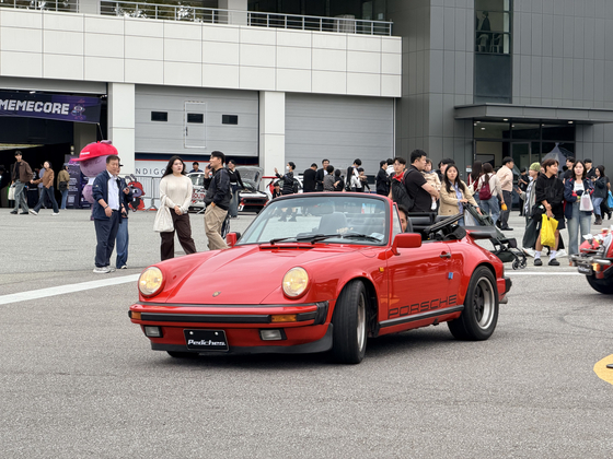 A classic Porsche 911 roadster is driven around at the Peaches Run Universe 2025 show run event in Yongin, Gyeonggi on Sunday. [CHO YONG-JUN]