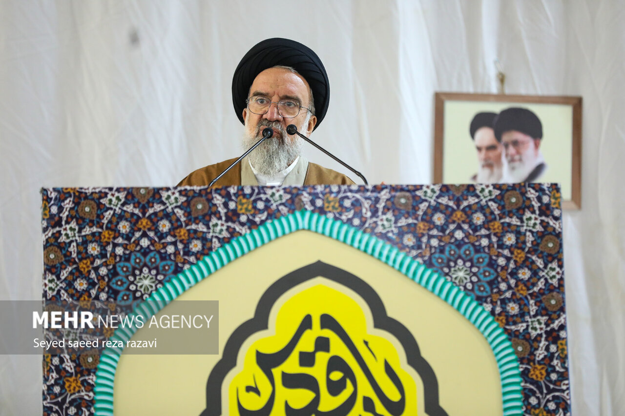 Iran to never agree to give up enrichment, senior cleric says