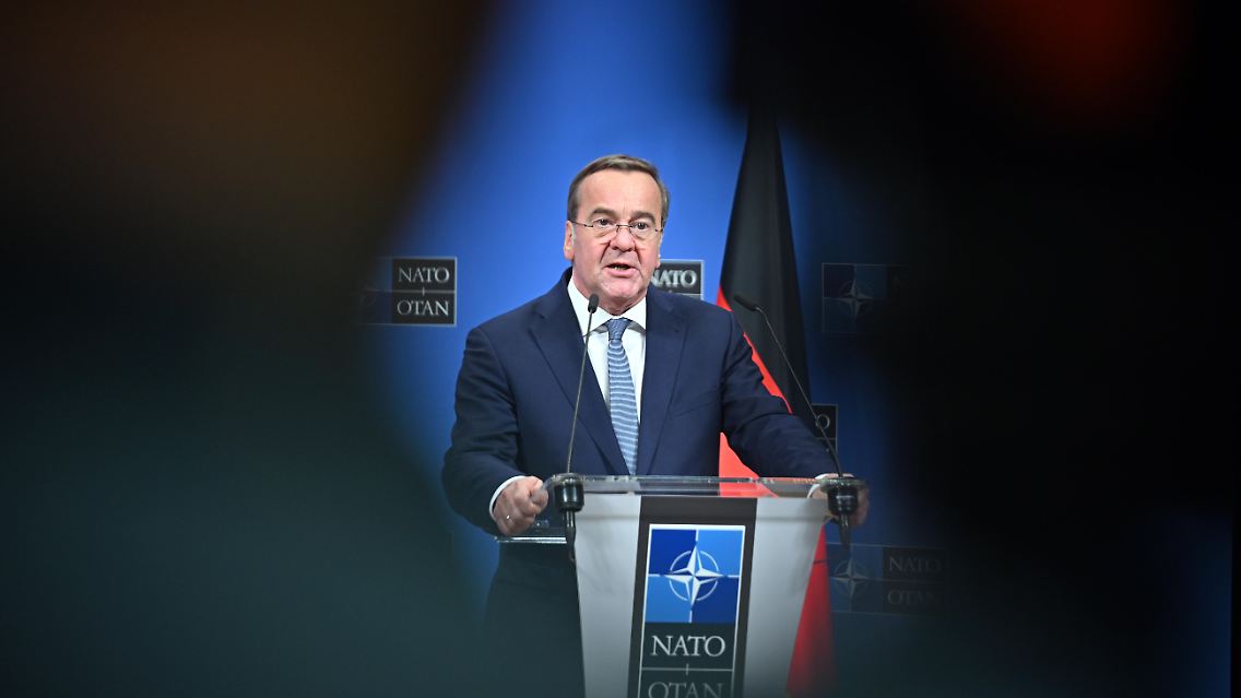 Das aggressive Verhalten von Russlands Präsident Wladimir Putin zeige, dass man bei der Stärkung der Verteidigungsbereitschaft nicht einen Moment nachlassen dürfe, sagte Pistorius.