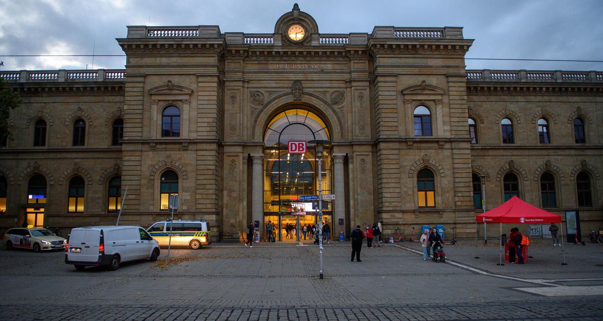 Das Foto zeigt das Empfangsgebäude des Magdeburger Hauptbahnhofs. Der Bahnhof im Zentrum der Landeshauptstadt von Sachsen-Anhalt ist ein wichtiger Schienenverkehrsknoten für den Regionalverkehr.
