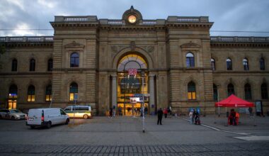 Das Foto zeigt das Empfangsgebäude des Magdeburger Hauptbahnhofs. Der Bahnhof im Zentrum der Landeshauptstadt von Sachsen-Anhalt ist ein wichtiger Schienenverkehrsknoten für den Regionalverkehr.
