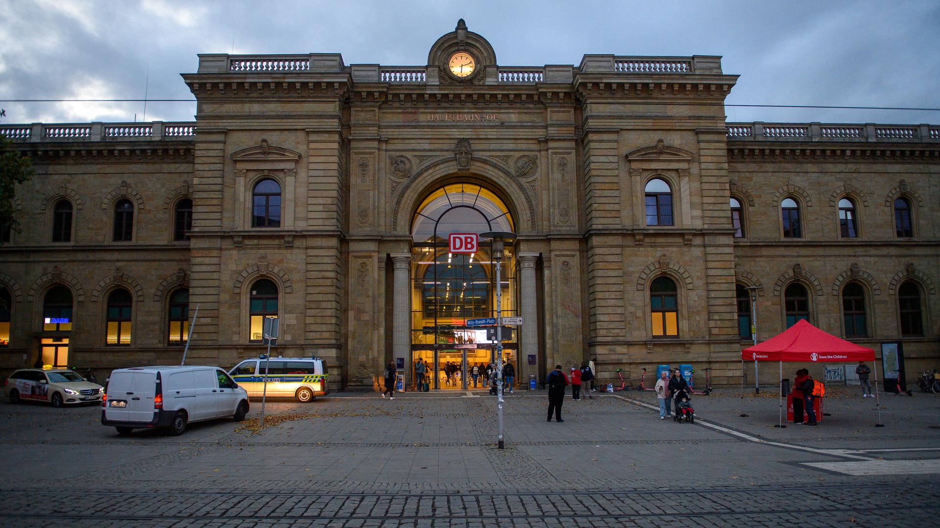Das Foto zeigt das Empfangsgebäude des Magdeburger Hauptbahnhofs. Der Bahnhof im Zentrum der Landeshauptstadt von Sachsen-Anhalt ist ein wichtiger Schienenverkehrsknoten für den Regionalverkehr.