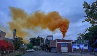 Boven de Duitse stad Aschaffenburg drijft een mogelijk giftige gaswolk.