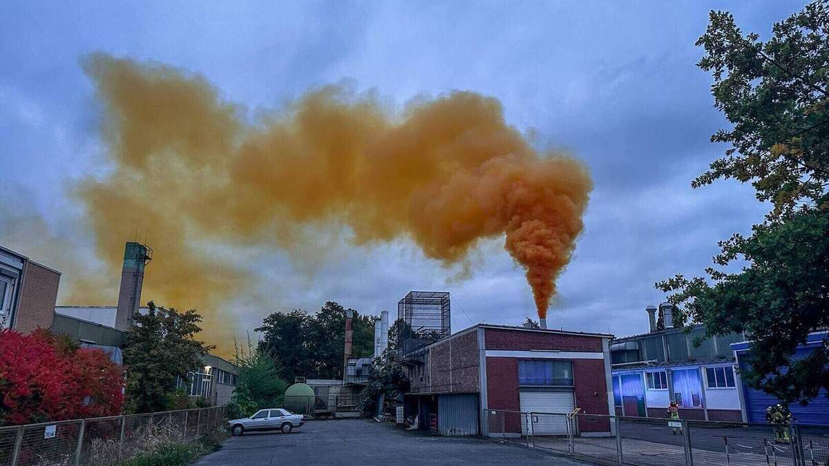 Boven de Duitse stad Aschaffenburg drijft een mogelijk giftige gaswolk.