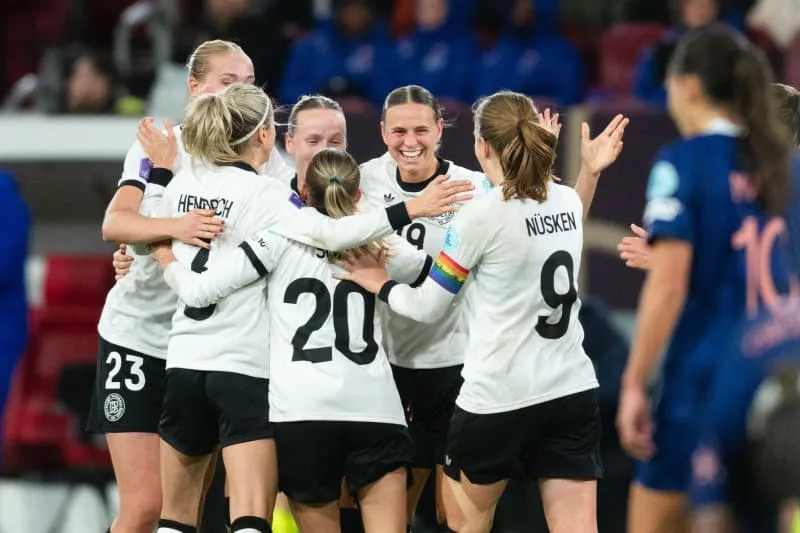 Germany's Klara Buehl (2nd R) celebrates scoring her side's first goal with teammates during the UEFA Women's Nations League semi-final, first leg, soccer match between Germany and France at the Merkur Spiel-Arena. Marius Becker/dpa