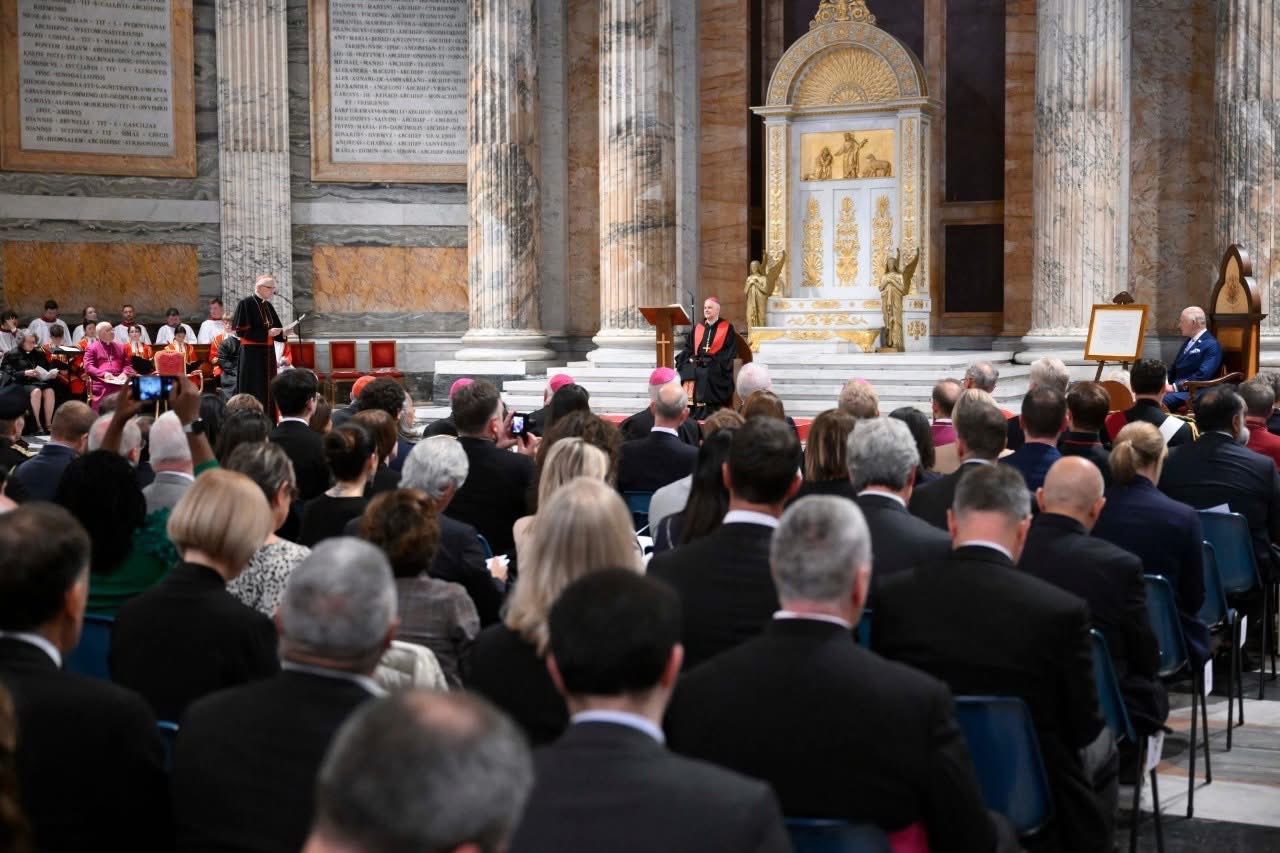 Puede ser una imagen de el Panteón y texto