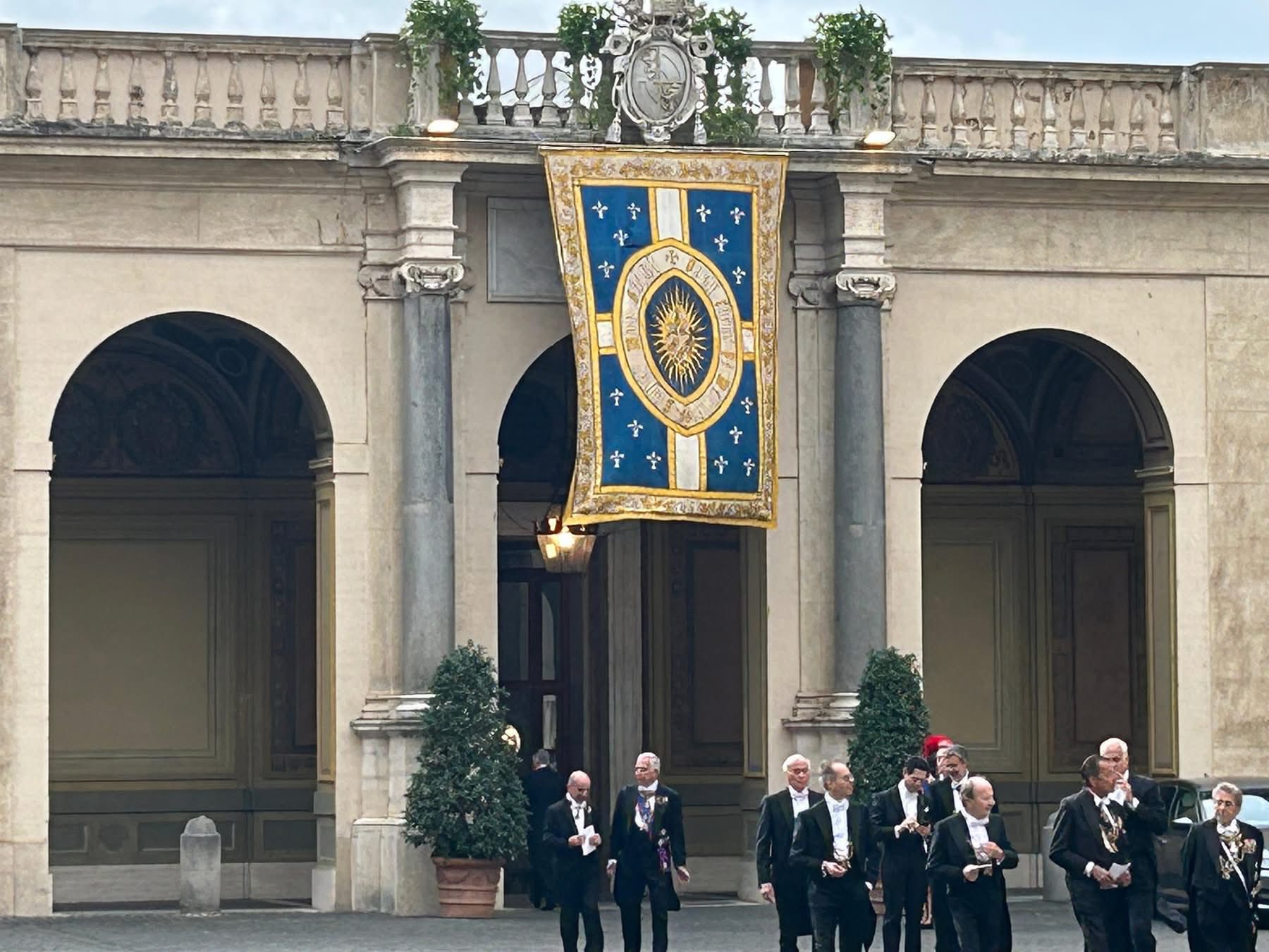 Puede ser una imagen de la Puerta de Brandeburgo y texto