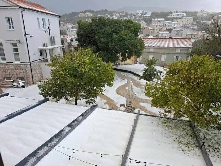 FOTO: Toča zajela otok Krk, nad Hrvaško se razvijajo supercelične nevihte
