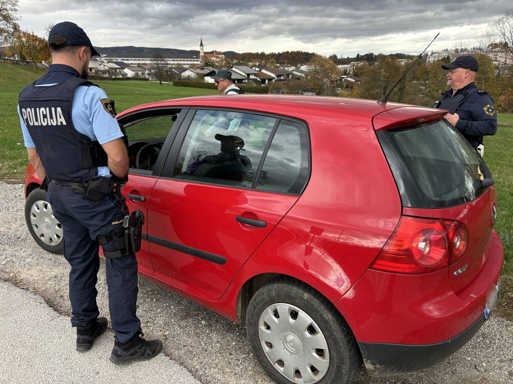 Policisti in uslužbenci Finančne uprave Republike Slovenije (FURS) so danes dopoldne izvajali skupno kontrolo na regionalni cesti pri naselju Brezje. FOTO: PU Novo mesto