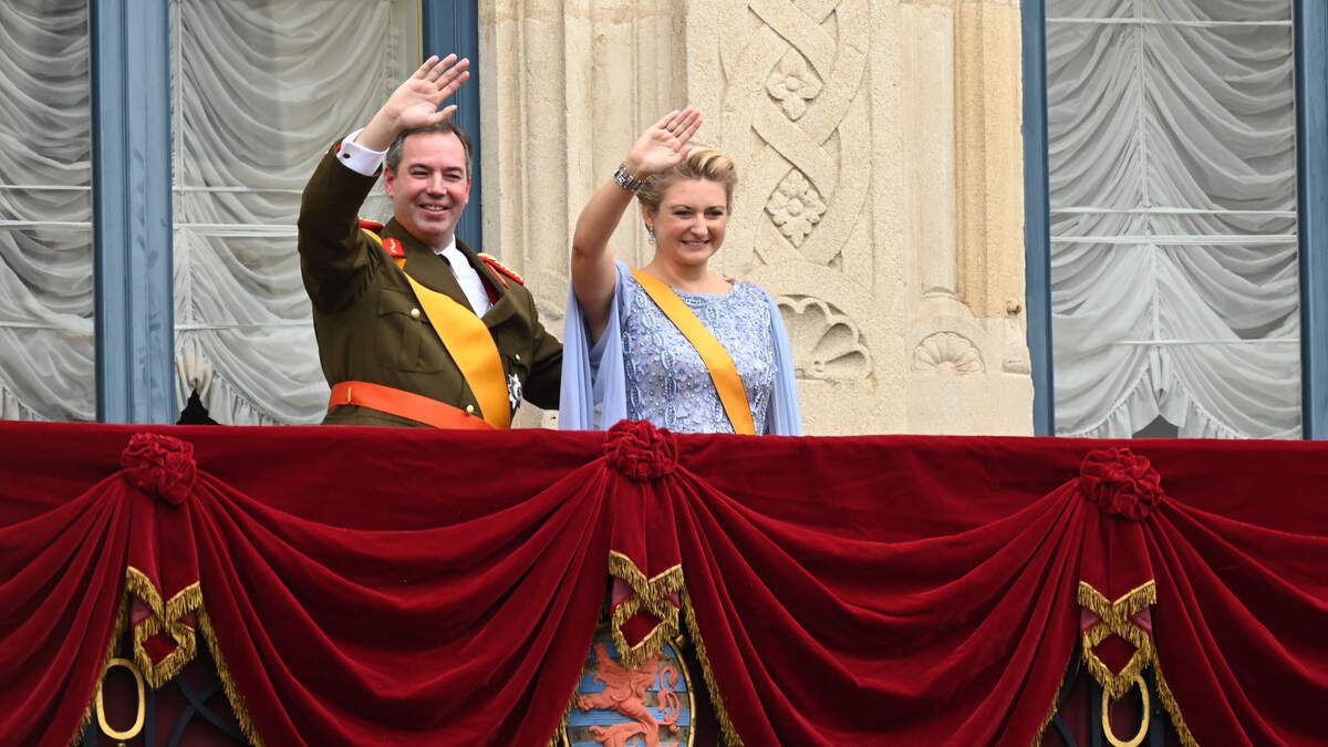 Grand Duke Guillaume and Grand Duchess Stéphanie wave from the balcony of the Palais on the day of the change of throne.