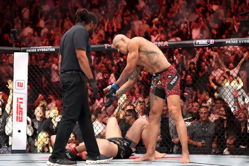 Alex Pereira celebrates his quickfire stoppage of Magomed Ankalaev (Getty Images)