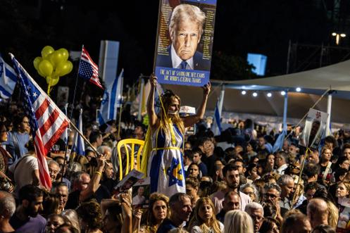 Sur la place des Otages, à Tel-Aviv, le 11 octobre 2025.