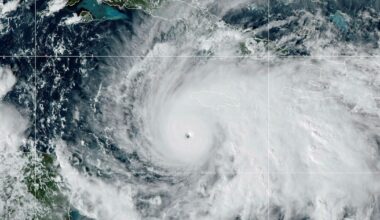 Orkanen Melissa drar in över Jamaica