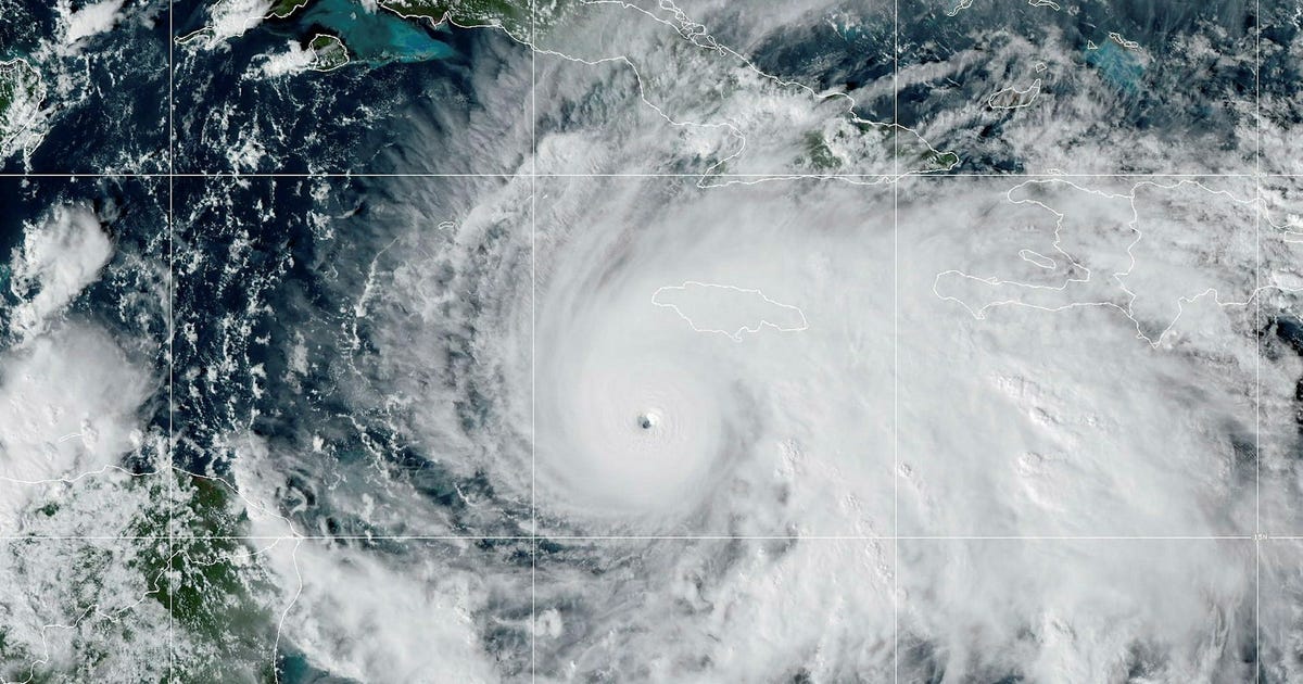 Orkanen Melissa drar in över Jamaica