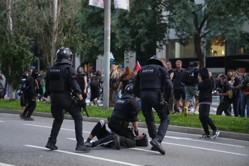 Riot police detain demonstrators during riots at a united march of pro-Palestinian entities, organized by Prou complicitat amb Israel, in favor of Palestine. David Zorrakino/EUROPA PRESS/dpa