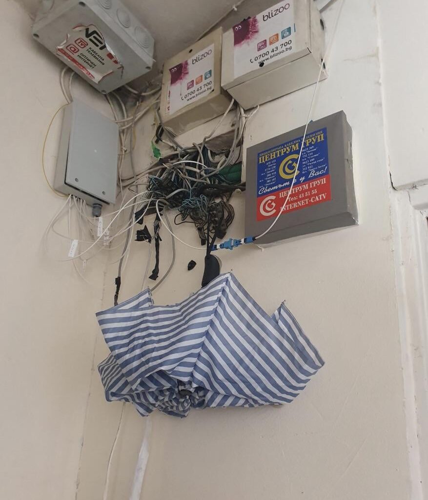 Как да оправим старите кутии на оператори над входната врата.