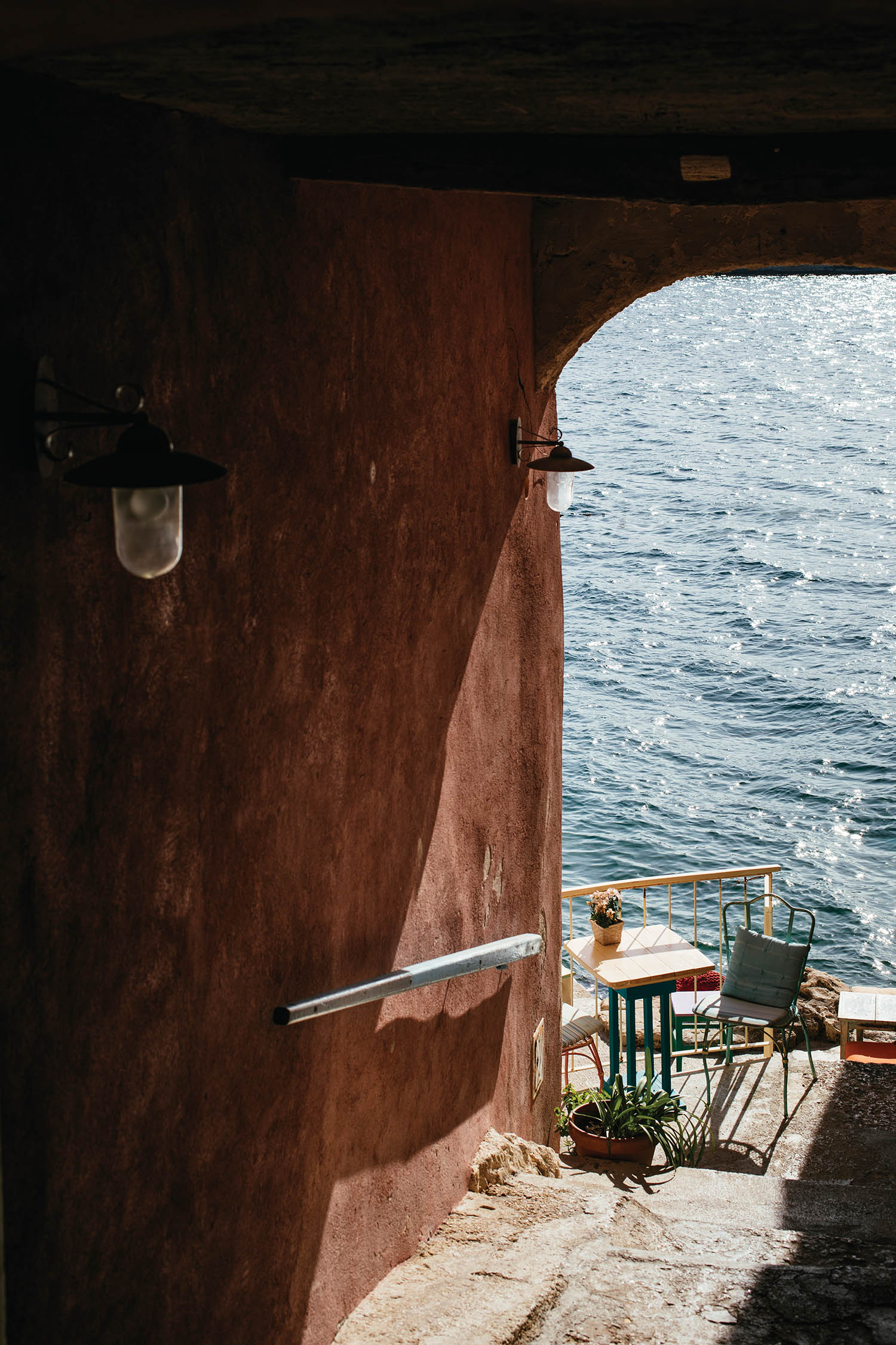 Quiet moments: tables scattered by the rocks give views over the Adriatic
