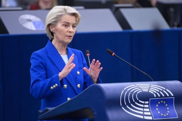 Kommissionspräsidentin Ursula von der Leyen spricht vor dem Parlament
