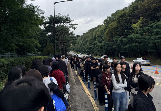 People queued for many hours before entering the Yongin Speedway to see the Peaches Run Universe 2025 show run event in Yongin, Gyeonggi on Sunday. [CHO YONG-JUN]