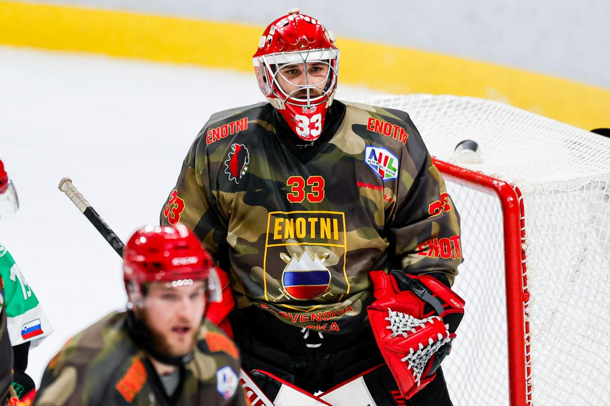 Žanu Usu ni uspelo preprečiti četrtega zaporednega poraza Jesenic. Foto: www.alesfevzer.com Žanu Usu ni uspelo preprečiti četrtega zaporednega poraza Jesenic. Foto: www.alesfevzer.com