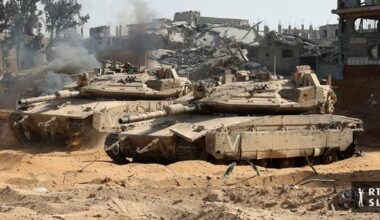 Izrael ignorira Trumpov poziv in še naprej s tanki in letali obstreljuje Gazo