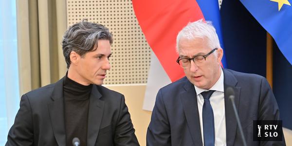 Mesec: Vsi vidiki božičnice so predmet pogajanj. Delodajalci: Postavljeni smo bili pred dejstvo.
