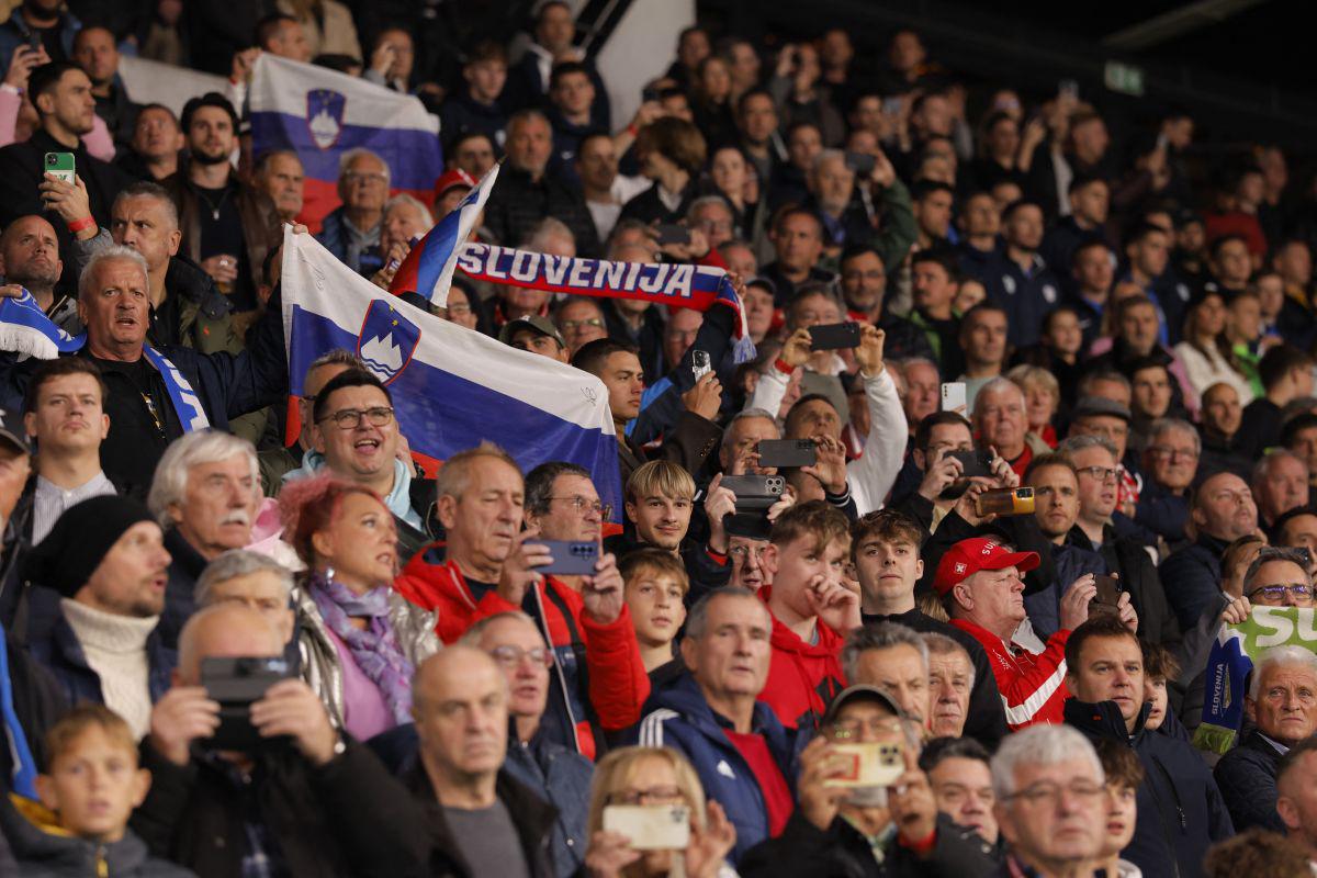 Stožice so bile polne, ne pa razprodane. Zbralo se je 14.637 gledalcev. Foto: Reuters Stožice so bile polne, ne pa razprodane. Zbralo se je 14.637 gledalcev. Foto: Reuters