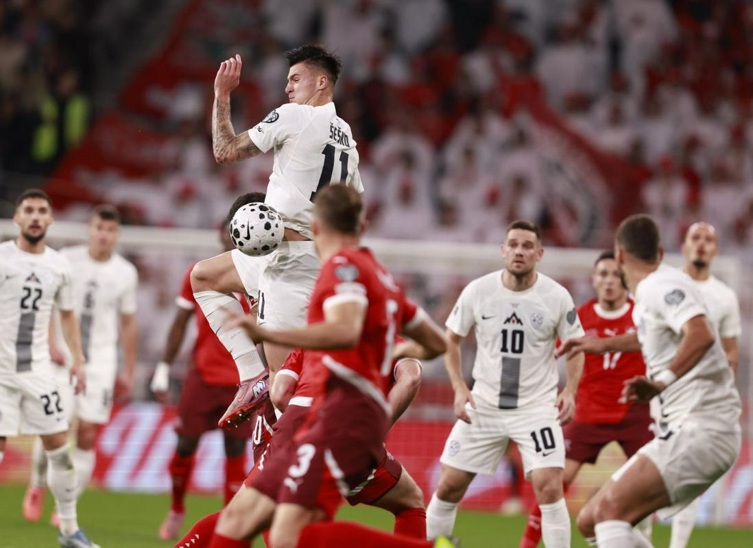 Slovenija z Benjaminom Šeškom, ki v reprezentanci še nikoli ni imel tako dolgega strelskega posta, bo v zadnjem oknu kvalifikacij iskala šest točk na dveh tekmah, kar bo zahtevna naloga, potem ko je na prvih štirih tekmah zbrala le tri točke. Foto: BoBo Slovenija z Benjaminom Šeškom, ki v reprezentanci še nikoli ni imel tako dolgega strelskega posta, bo v zadnjem oknu kvalifikacij iskala šest točk na dveh tekmah, kar bo zahtevna naloga, potem ko je na prvih štirih tekmah zbrala le tri točke. Foto: BoBo