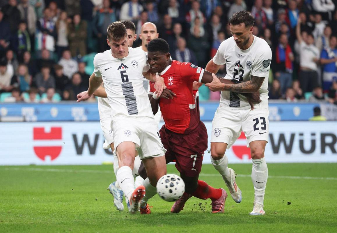 Slovenska obramba je znala ustaviti nevarnega napadalca Breela Embola, ki je za Švico dosegel že 21 golov. Foto: Reuters Slovenska obramba je znala ustaviti nevarnega napadalca Breela Embola, ki je za Švico dosegel že 21 golov. Foto: Reuters