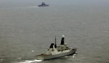 En mer de la Manche, la Marine française prend en chasse un destroyer russe lors d’une opération de l’OTAN