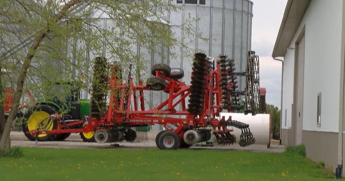 Iowa farmers brace for tough harvest as trade war cuts off key markets | Top Stories