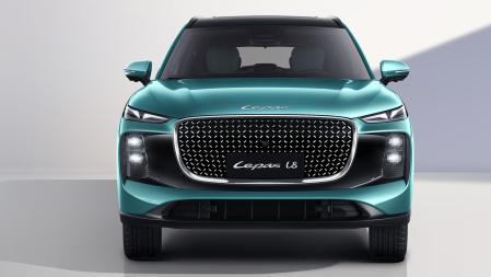 El frontal del L8 está presidido por una enorme calandra 