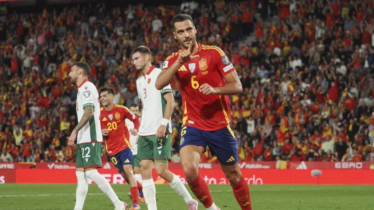 Mikel Merino celebra uno de sus dos goles. - EFE