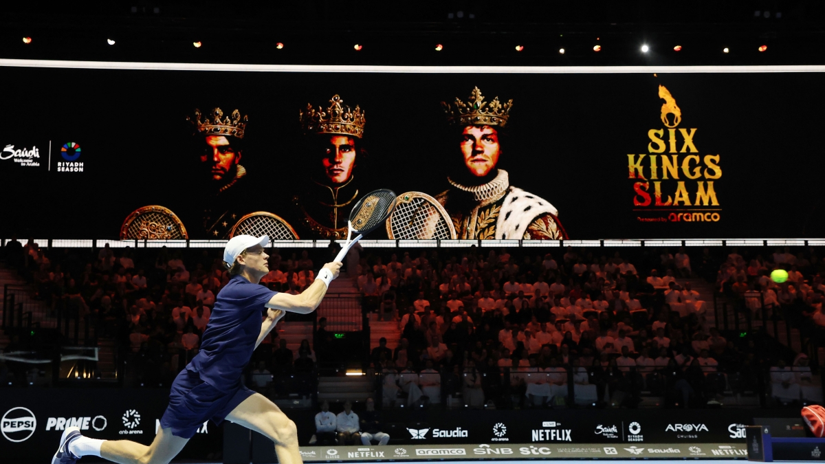 Sinner-Tsitsipas, la diretta del Six Kings: 6-2; 6-3, Jannik sfida Djokovic in semifinale
