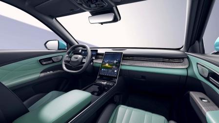 El salpicadero incorpora una gran pantalla de 14 pulgadas que se integra en la consola central 