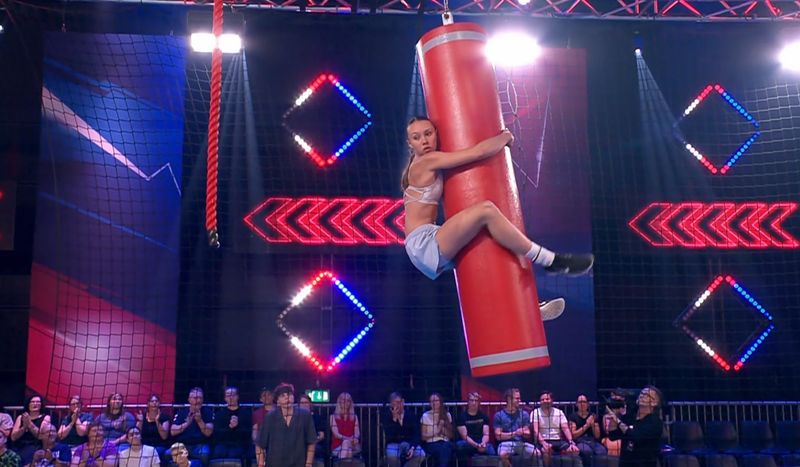 Es scheint, Cecilia Schmidt hinge im luftleeren Raum. Jedenfalls geriet im Parcours von "Ninja Warrior Germany" (RTL) das rettende Seil außer Reichweite. Zu wenig Schwung am Schwungarm. Das Sandsack-ähnliche Hindernis wurde mehreren Damen zum Verhängnis. Frank Buschmann litt mit: "Der blöde Sack!" Doch sie schaffte das schier Unmögliche ...
