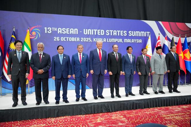 De gauche à droite : les dirigeants Lawrence Wong (Singapour), Kay Rala Xanana Gusmao (Timor oriental), Pham Minh Chinh (Vietnam), Hun Manet (Cambodge), Donald Trump (Etats-Unis), Anwar Ibrahim (Malaisie), Ferdinand Marcos Jr (Philippines), Hassanal Bolkiah (Brunei), Prabowo Subianto (Indonésie) et Sonexay Siphandone (Laos), lors de la rencontre Asean-Etats-Unis, à Kuala Lumpur, le 26 octobre 2025.