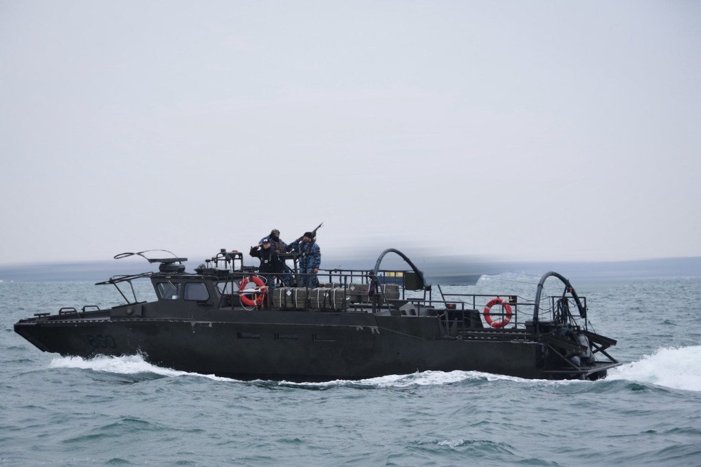 A Ukrainian CB90 assault craft conducts sea operations with crew on deck. (Source: Ukrainian Navy)