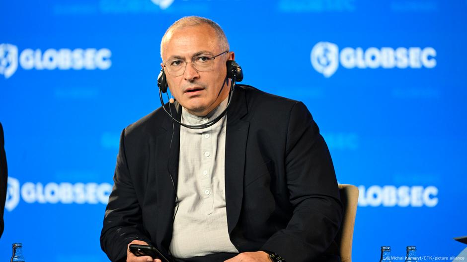 Kremlin goes after exiled critic Khodorkovsky – DW – 10/14/2025