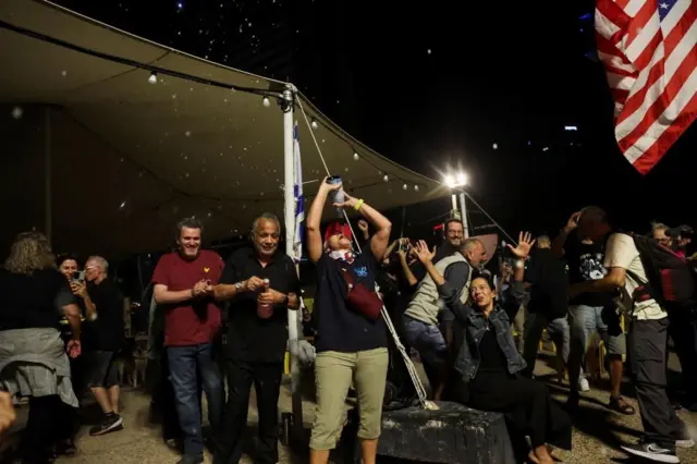Gente celebrando el acuerdo entre Israel y Hamás en Tel Aviv