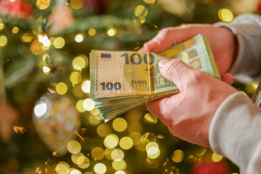 Vlada v predlogu zakona o božičnici predlaga uvedbo obveznega zimskega dodatka v višini polovice minimalne plače, ki bi bil neobdavčen in neoprispevčen. 