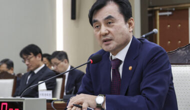 Defense Minister Ahn Gyu-back speaks during a parliamentary audit session held at the defense ministry in Seoul on Oct. 13. [JOINT PRESS CORPS]