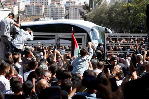 Des personnes se rassemblent pour accueillir des prisonniers palestiniens libérés à leur sortie d’une prison israélienne, à Ramallah, le 13 octobre 2025.