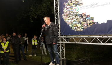 Magyar Péter egy órán át roastolta a színpadról a Hír Tv-t Bonyhádon