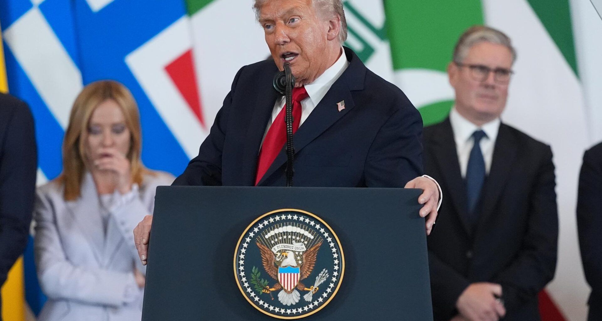 USAs president Donald Trump roste en rekke av verdens statsledere under en presseseanse i Sharm el-Sheikh mandag.