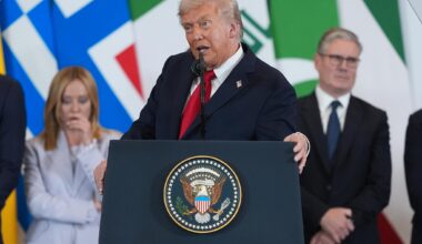 USAs president Donald Trump roste en rekke av verdens statsledere under en presseseanse i Sharm el-Sheikh mandag.