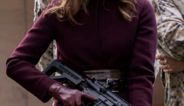 Dronning Marry melder til tjeneste